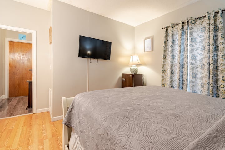 საწოლი მაღალია დაახლოებით 36 სანტიმეტრზე, საფეხურებიანი სკამით.