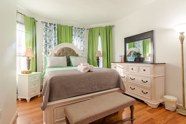 السرير طويل بطول 36 بوصة تقريبًا مع توفير مقعد متدرج.