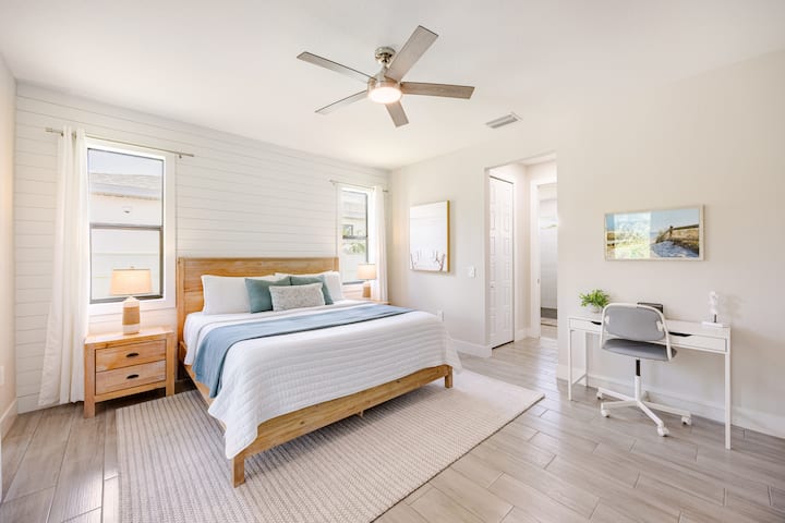 Koppla av i den rymliga sviten med en mysig king size-säng