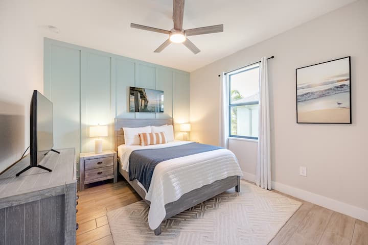 Vila lätt i detta ljusa och eleganta queen-rum