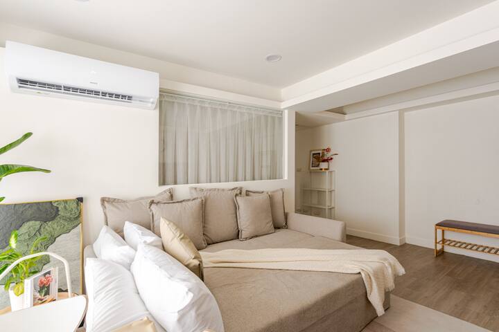 Chic | Near Daan Park | Elevator | Family Comfort gallery image 3