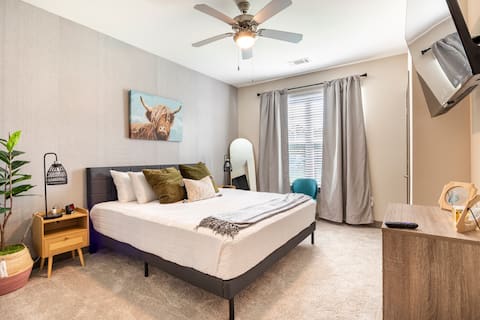 Serenity Vibes Comfy King Bed 12 Min to Parks/Golf