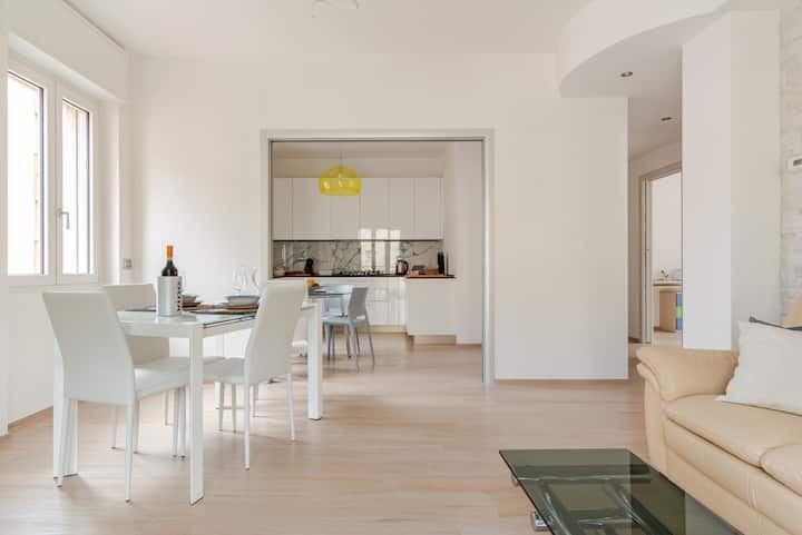 Amplia sala con sala de estar vecina con cocina