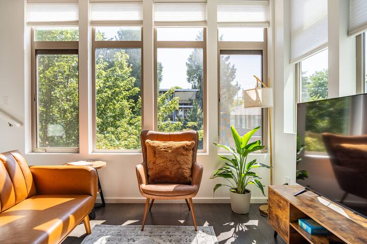 Cozy Luxury | FourSeasons King Bed | 10 Min to DT gallery image 3