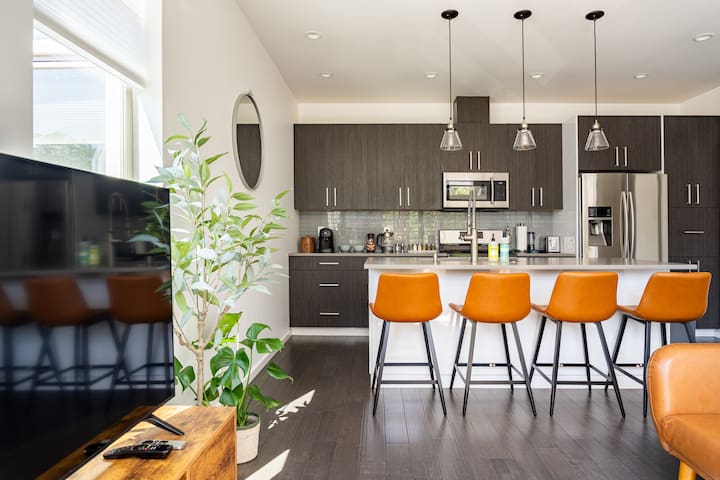 Cozy Luxury | FourSeasons King Bed | 10 Min to DT gallery image 2