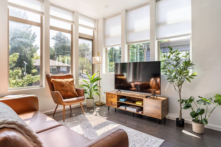 Cozy Luxury | FourSeasons King Bed | 10 Min to DT