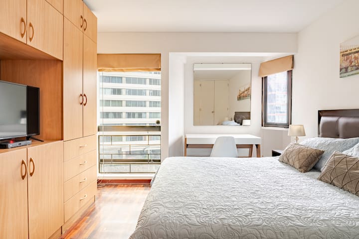 Habitacion principal  con vista a la calle y con baño incorporado y TV Smart.