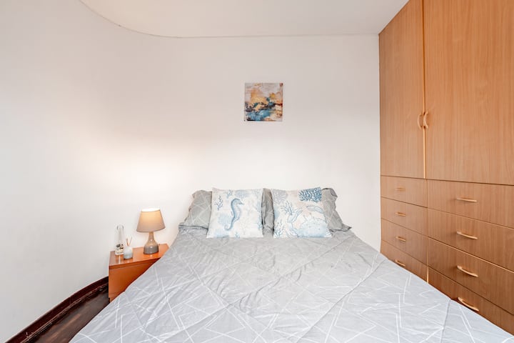 Habitacion con cama 2 plazas, con vista interior al edificio.