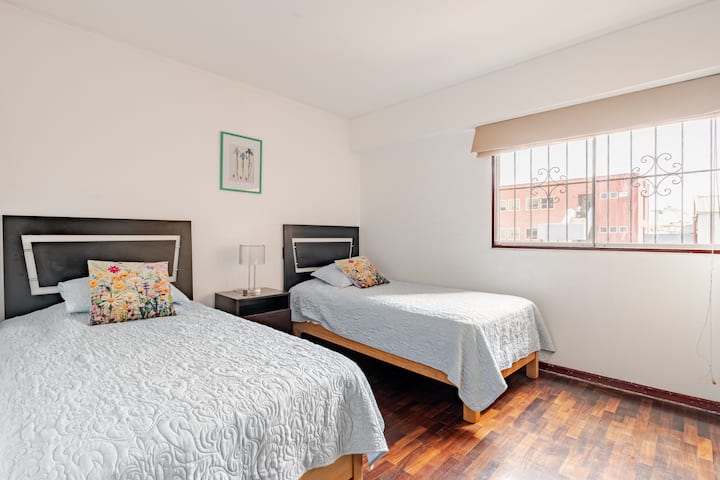 Tercera habitación con dos camas de plaza y media o full y con vista interior.