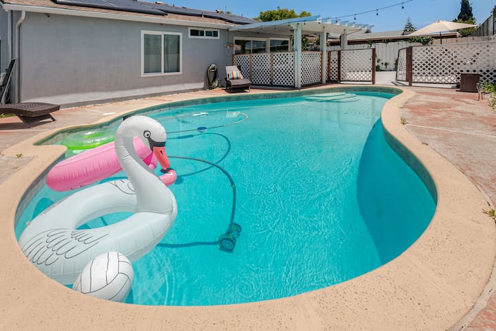 Retreat vacation with solar heating pool