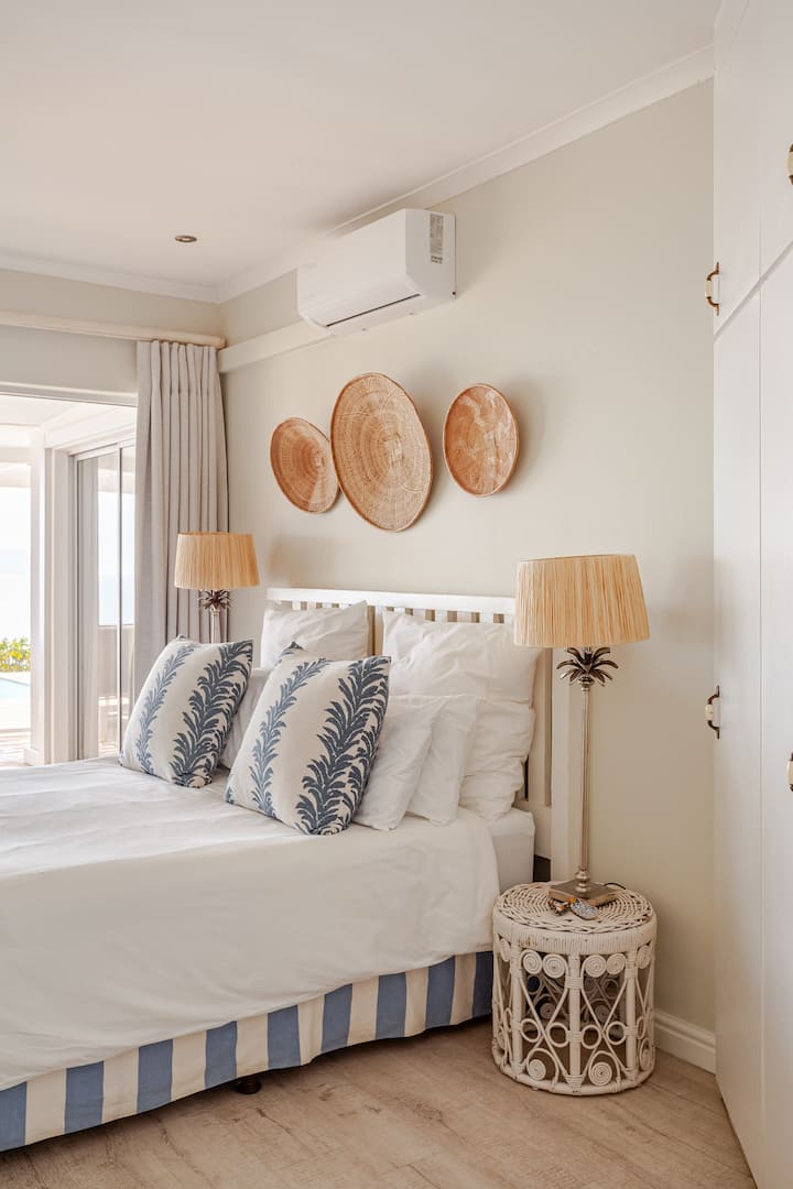 Დედოფლის ზომის დამატებითი საწოლი. ლამაზი ხედები.