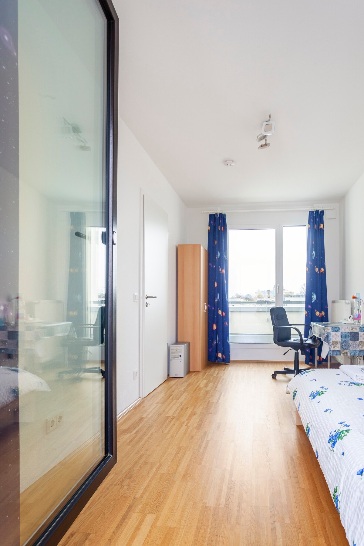 Საძინებელი სამუშაო ადგილით და გარდერობით