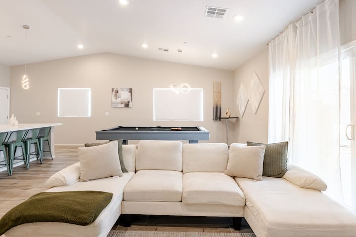 6 MILES from LAS VEGAS STRIP Spacious Family home gallery image 2