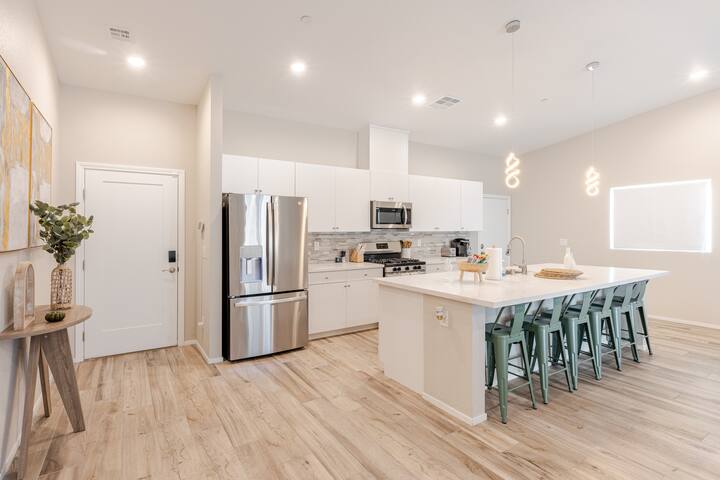 6 MILES from LAS VEGAS STRIP Spacious Family home gallery image 4