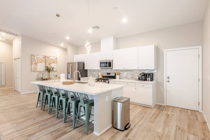 6 MILES from LAS VEGAS STRIP Spacious Family home gallery image 5