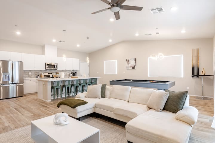 6 MILES from LAS VEGAS STRIP Spacious Family home