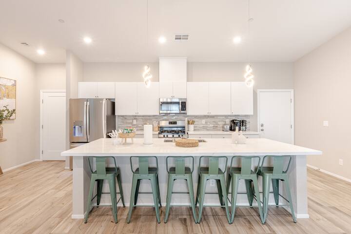 6 MILES from LAS VEGAS STRIP Spacious Family home gallery image 3