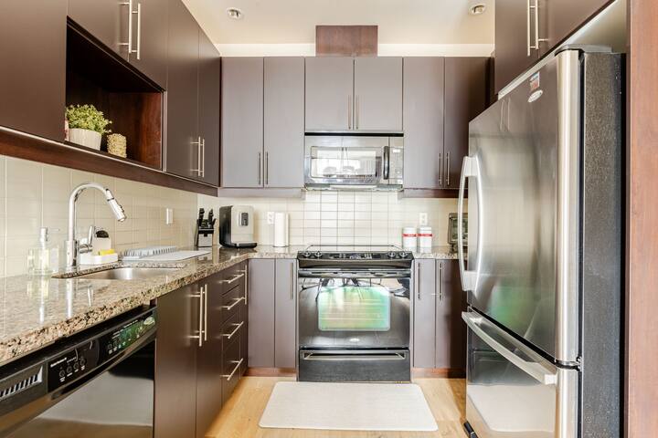 Chic & Modern Escape Near Yorkville gallery image 3