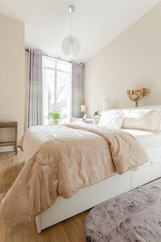 Chic & Modern Escape Near Yorkville gallery image 2