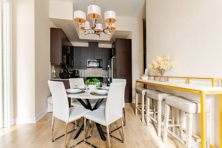 Chic & Modern Escape Near Yorkville gallery image 4