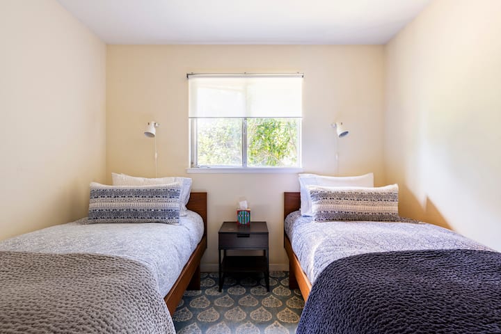 Втора спалня с двойни легла. Уютно спално бельо от Джон Робшоу с цветни индийски отпечатъци. 