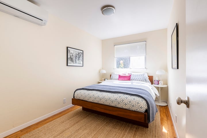 Основна спалня с удобно двойно легло, луксозно спално бельо от Les Indiennes, John Robshaw и Kiska Textiles, както и индивидуално отопление/климатик. Прозорецът е с изглед към голяма, неописуема частна градина.