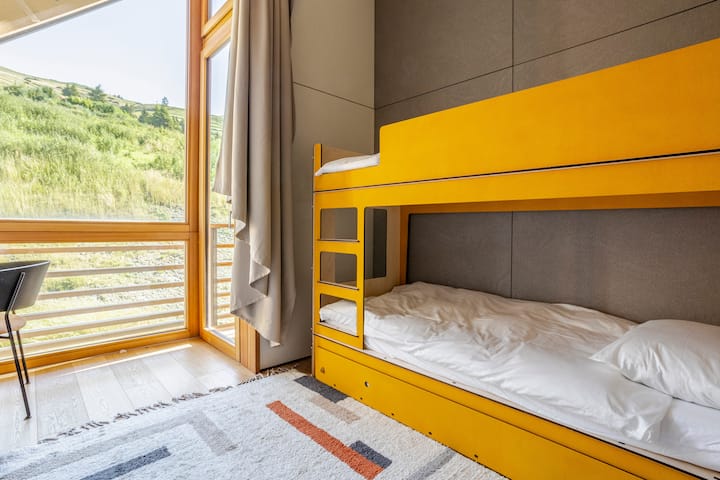 спалня с двуетажно легло