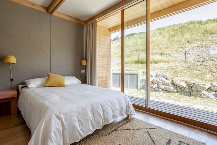 първа спалня на приземния етаж и с изглед към планините 