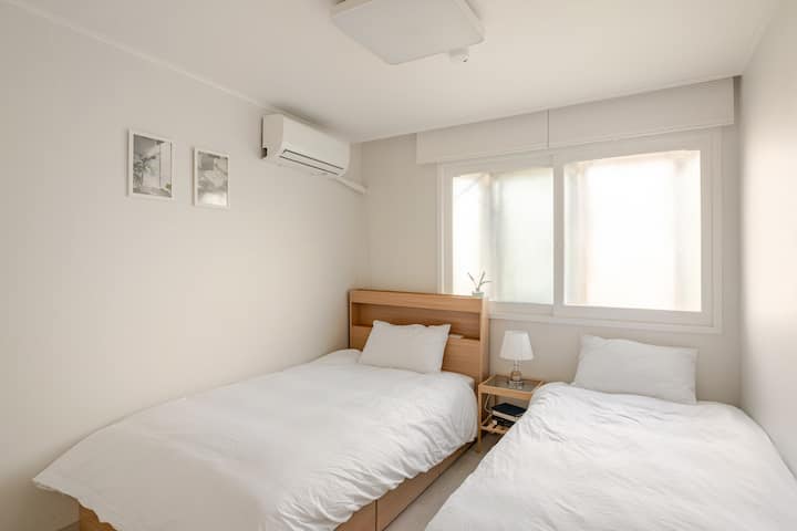 זה חדר קטן וחדר שינה. הוא גדול מספיק לשני מבוגרים, והוא יוצר אווירה נעימה. 
זה לא מרפא רק מלהסתכל על זה?
יש לנו ציור שנותן לכם נקודות.