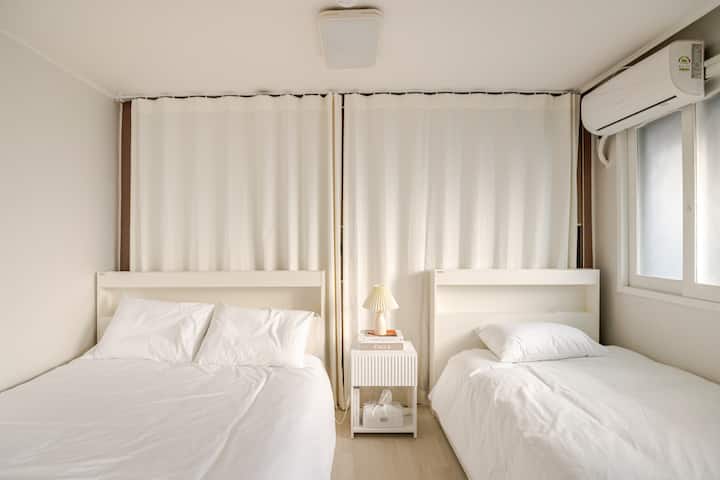 זו התמונה של החדר הגדול ביותר. רק להסתכל על זה גורם לשינה נינוחה בלילה, נכון? ניסינו כמיטב יכולתנו להירגע.  הצבעים מותאמים כך שתוכלו להירגע.