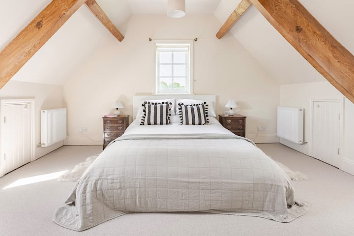 Apertura excepcional: 27 de agosto - 5 de septiembre (fin de semana 30-31 de agosto). Ideal para familias • Cerca de la costa jurásica • Fácil aparcamiento.

Relájate con comodidad: este dormitorio principal lleno de carácter es espacioso, luminoso y tranquilo.