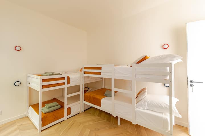 Chambre de 20 m2 avec 4 lits superposés de 90X200. Literie de qualité hôtelière.
