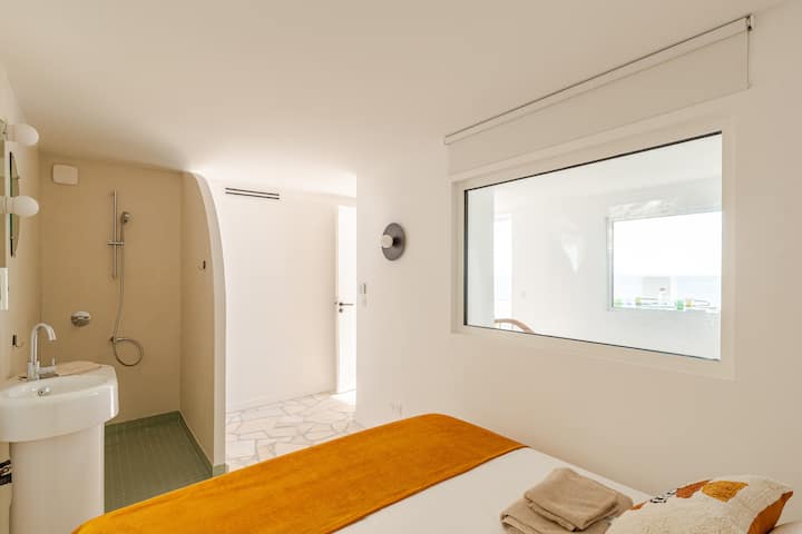 Chambre « bateau » de 18 m2 au calme côté rocaille mais offrant grâce à une grande ouverture une magnifique vue sur la mer.