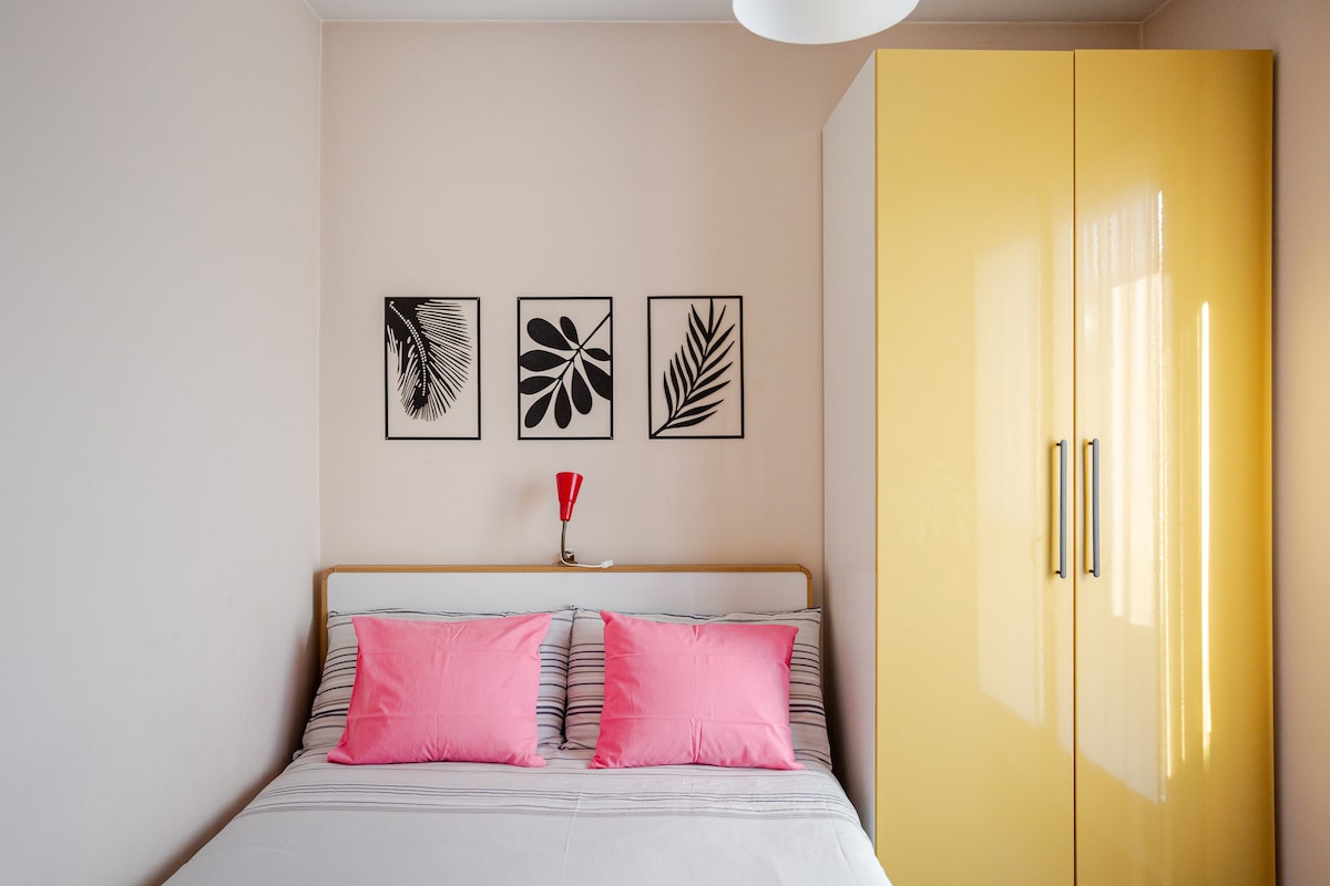 Bedroom with wardrobe and desk, French bed 140x200 cm