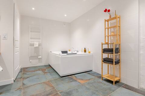 Duplex HOT TUB Hyper-Centre Private Parking & Terrace