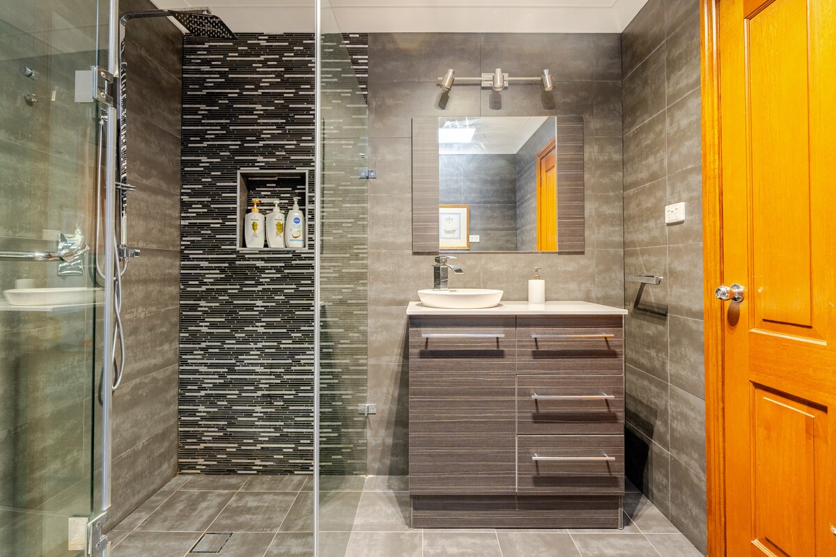 Private Hillside Suite