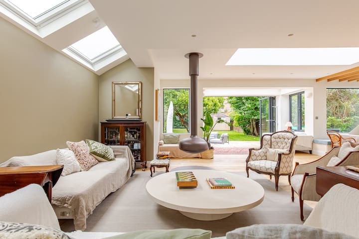 Spacious 4B family home by Richmond riverside