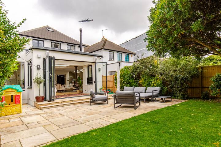 Spacious 4B family home by Richmond riverside gallery image 2