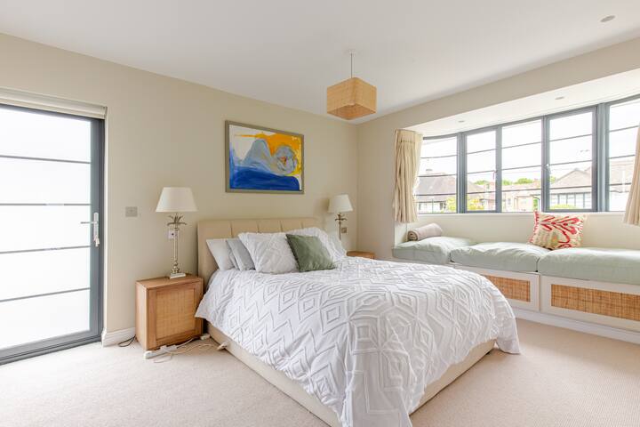 Spacious 4B family home by Richmond riverside gallery image 4