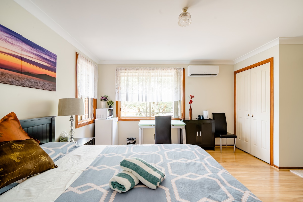 En-suite Rm in Rhodes w/ Air Con close to Olympic