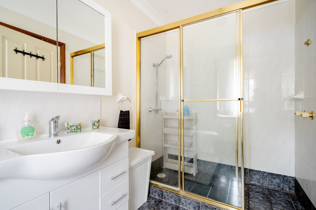 En-suite Rm in Rhodes w/ Air Con close to Olympic