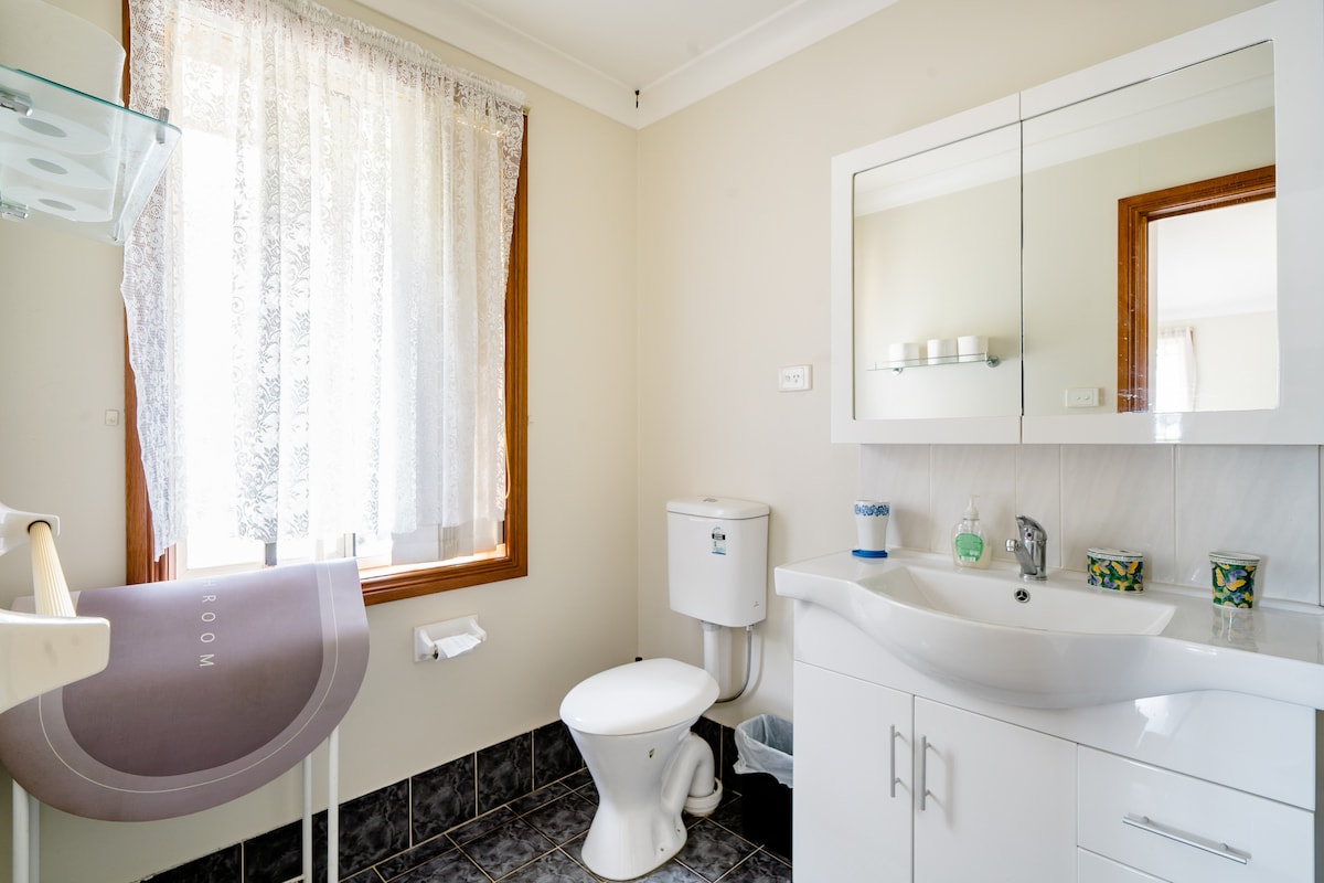 En-suite Rm in Rhodes w/ Air Con close to Olympic