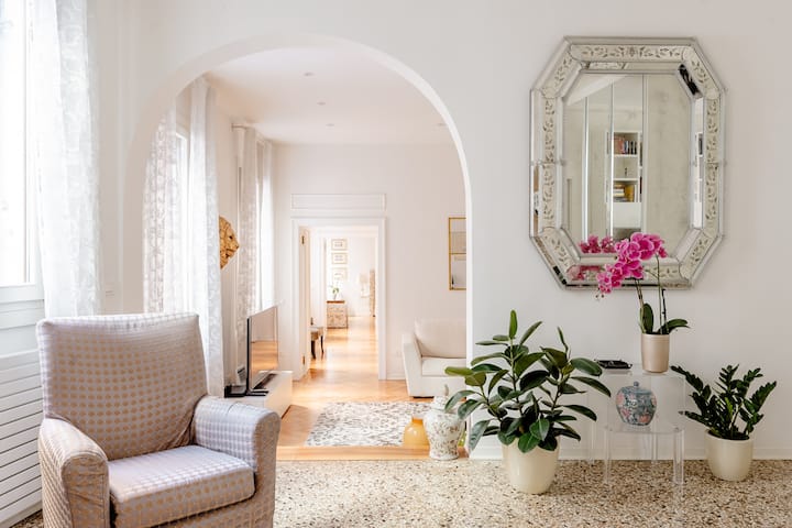 Elegant Canal-Side Apartment Close to St Mark's Square