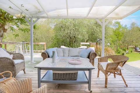 Spacious riverside room and breakfast