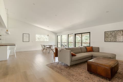 Popular Airbnb listing: “The Hideaway”/ALL NEW/Lux 4-bdrm/ Location/Views in Oakland Estates