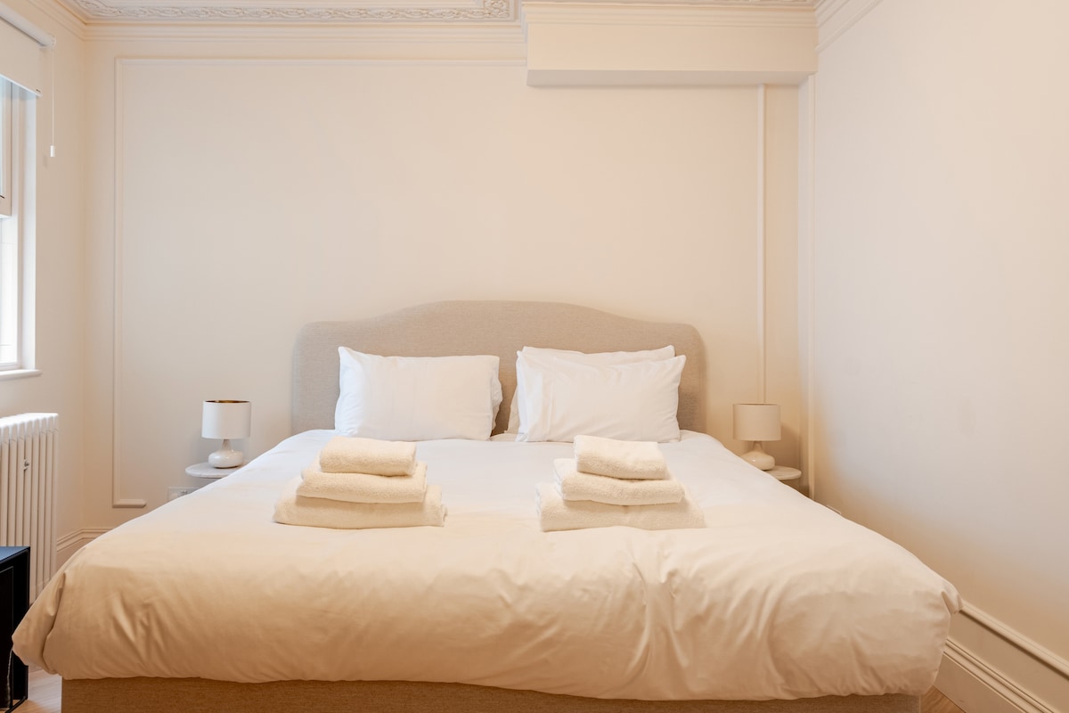 هذا السرير أفضل من تلك الموجودة في فندق خمس نجوم! سوبر كينج في المملكة المتحدة/الاتحاد الأوروبي (ملك الولايات المتحدة) - 209 سم × 184 سم. 

السرير هو سرير "لونا" من loaf.com. 

المرتبة عبارة عن مرتبة Vispring Elite، ثابتة، - تكلف 3000 £. يحتوي على 2000 ينبوع جيب. 