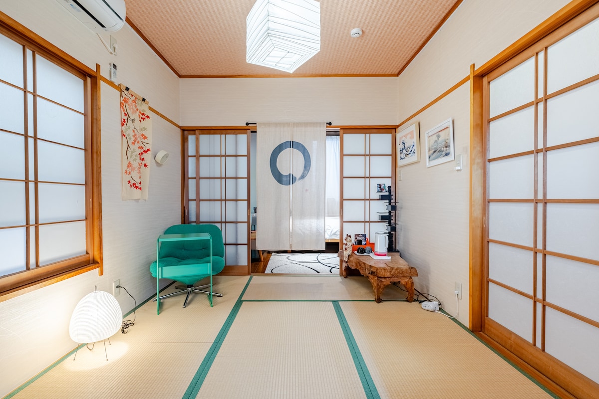 Tokyo Artistic Retreat with Bengal Cat + Schnauzer - Houses for
