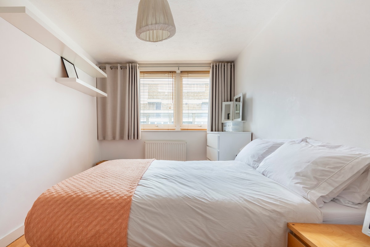 Самостоятелна двойна спалня: самостоятелна за гости с място за съхранение на дрехи, телевизор, сешоар, самостоятелен мини хладилник, чайник, чай, кафе, вода, спално бельо и кърпи.