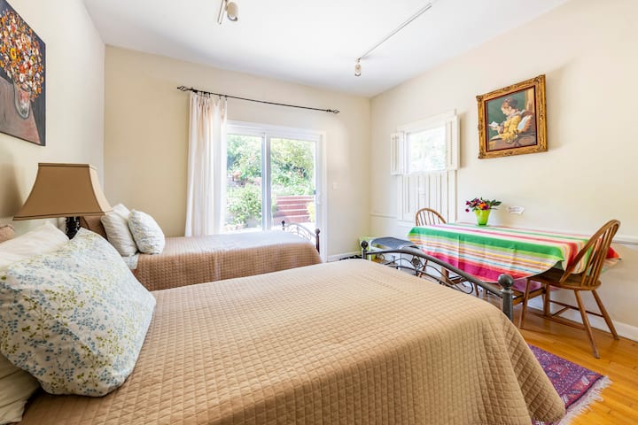 Hay 2 camas en la habitación.