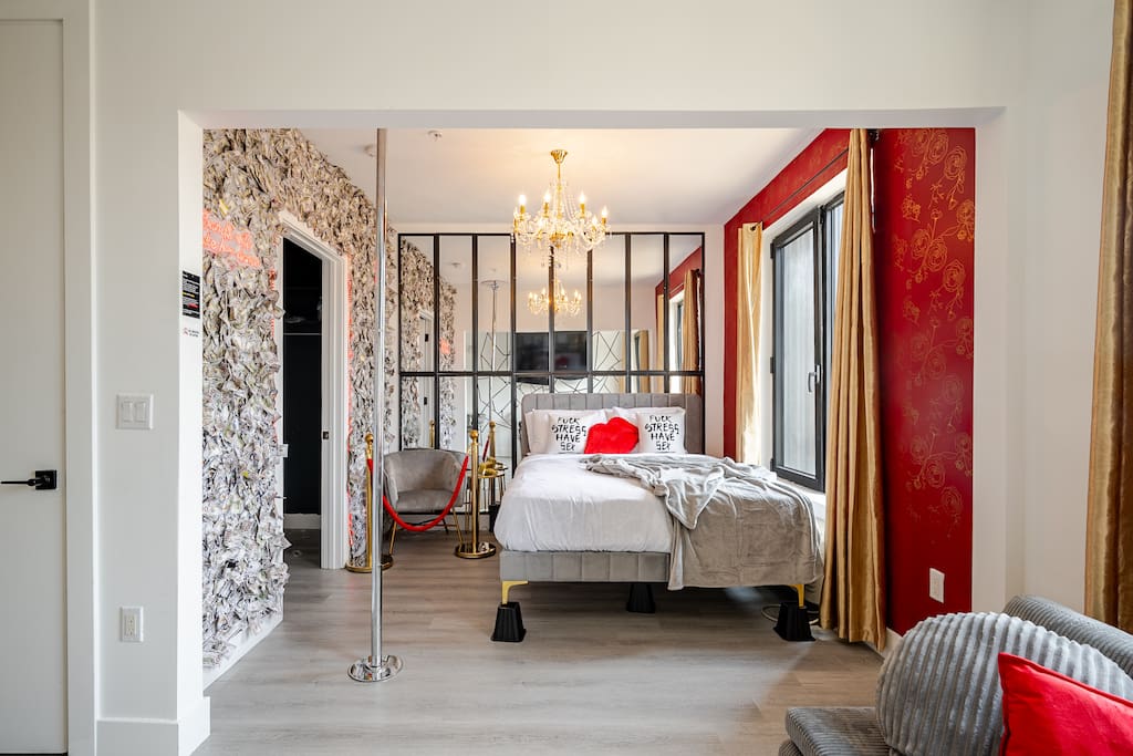 NO Cleaning Fee, POLE , glow room ,EWR 7min ,NYC27